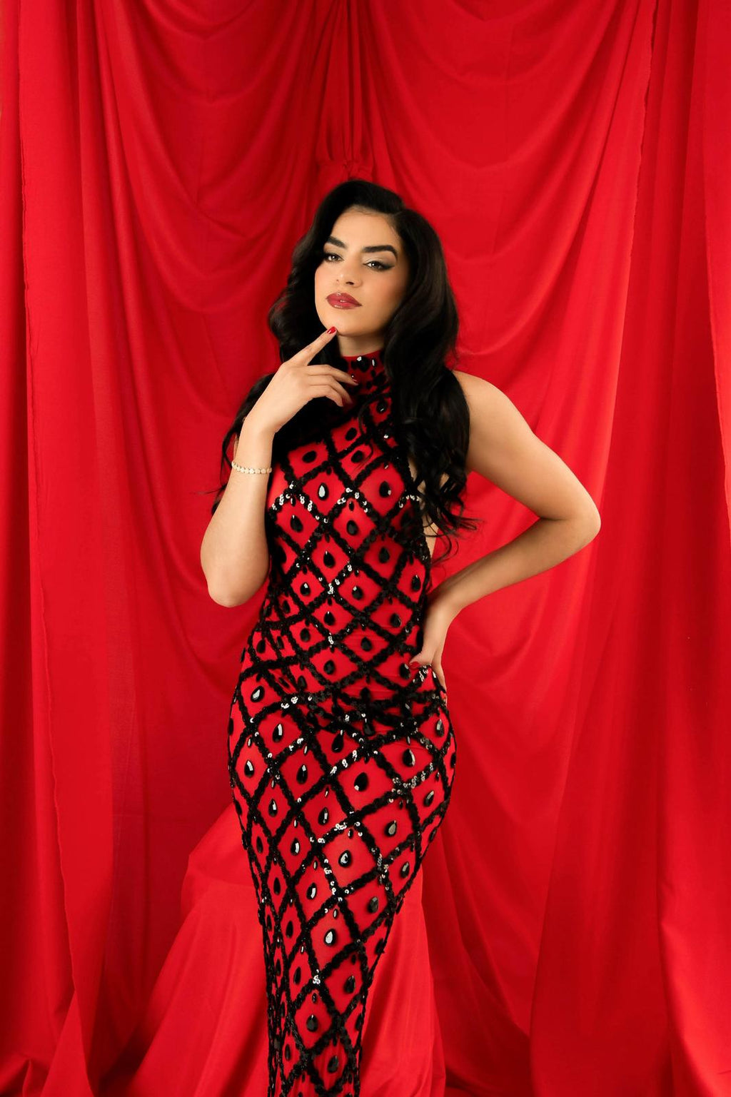 ANASTASIA ROJO Y NEGRO